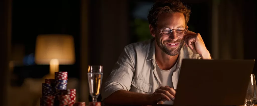 Online Gambling Australia guide – man closing laptop to avoid chasing losses and play responsibly